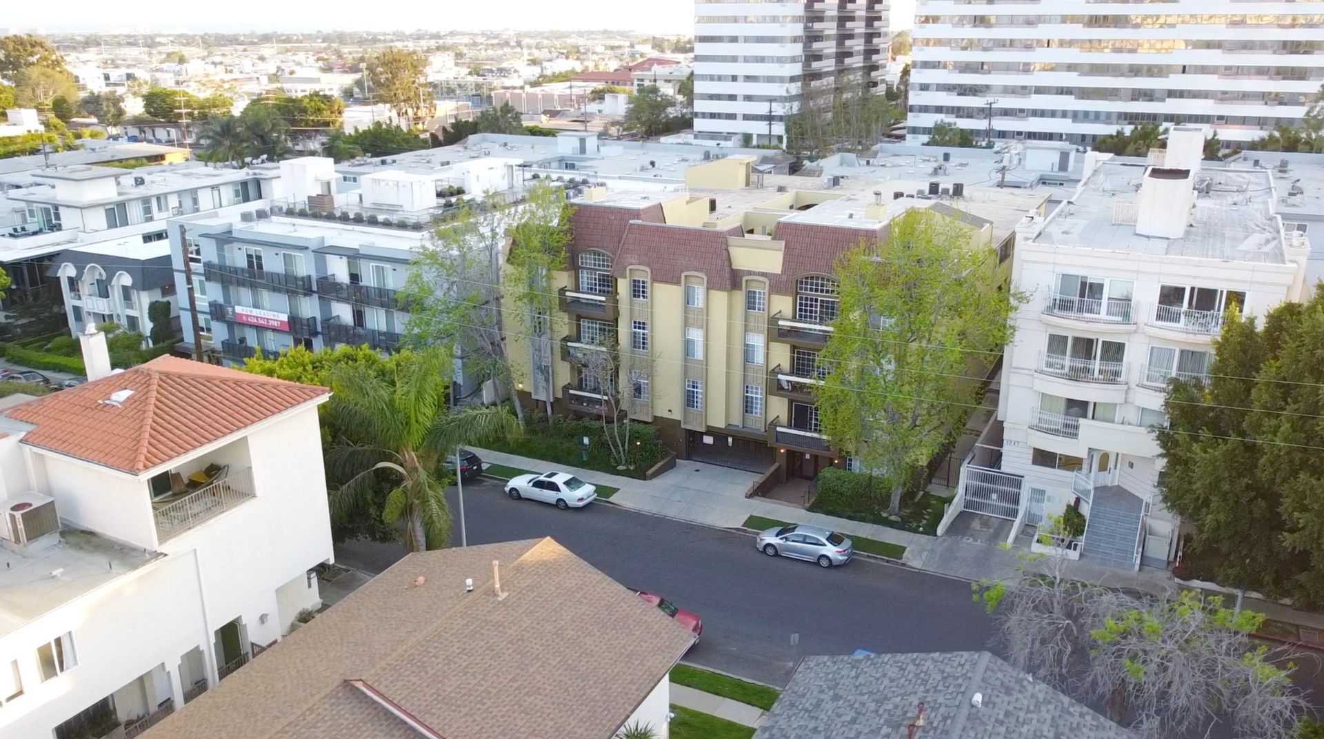 Los Angeles Apartment: 1253 Barry Avenue