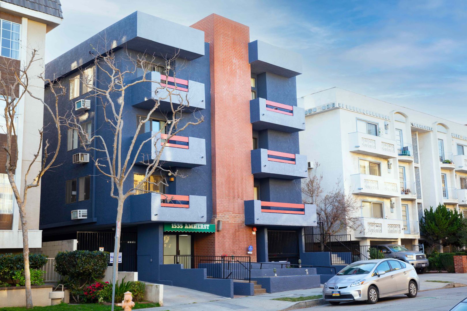 Los Angeles Apartment: 1535 Amherst Avenue