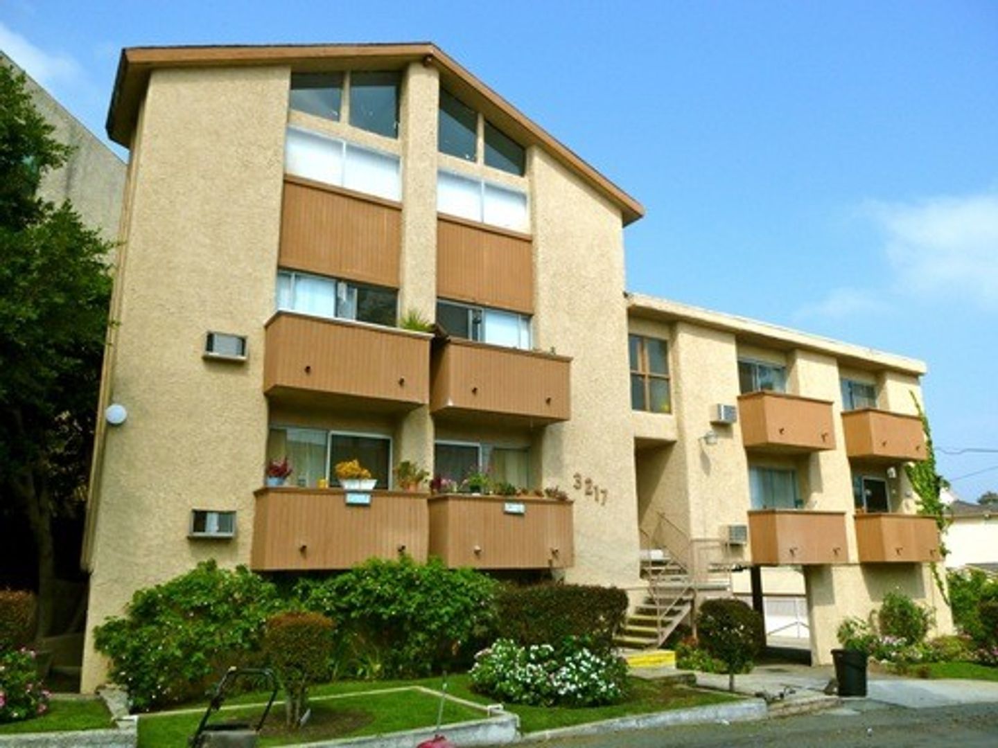 Los Angeles Apartment: 3128 Overland Avenue