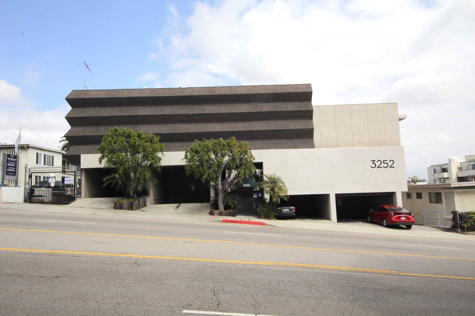Los Angeles Apartment: 3252 Overland Avenue