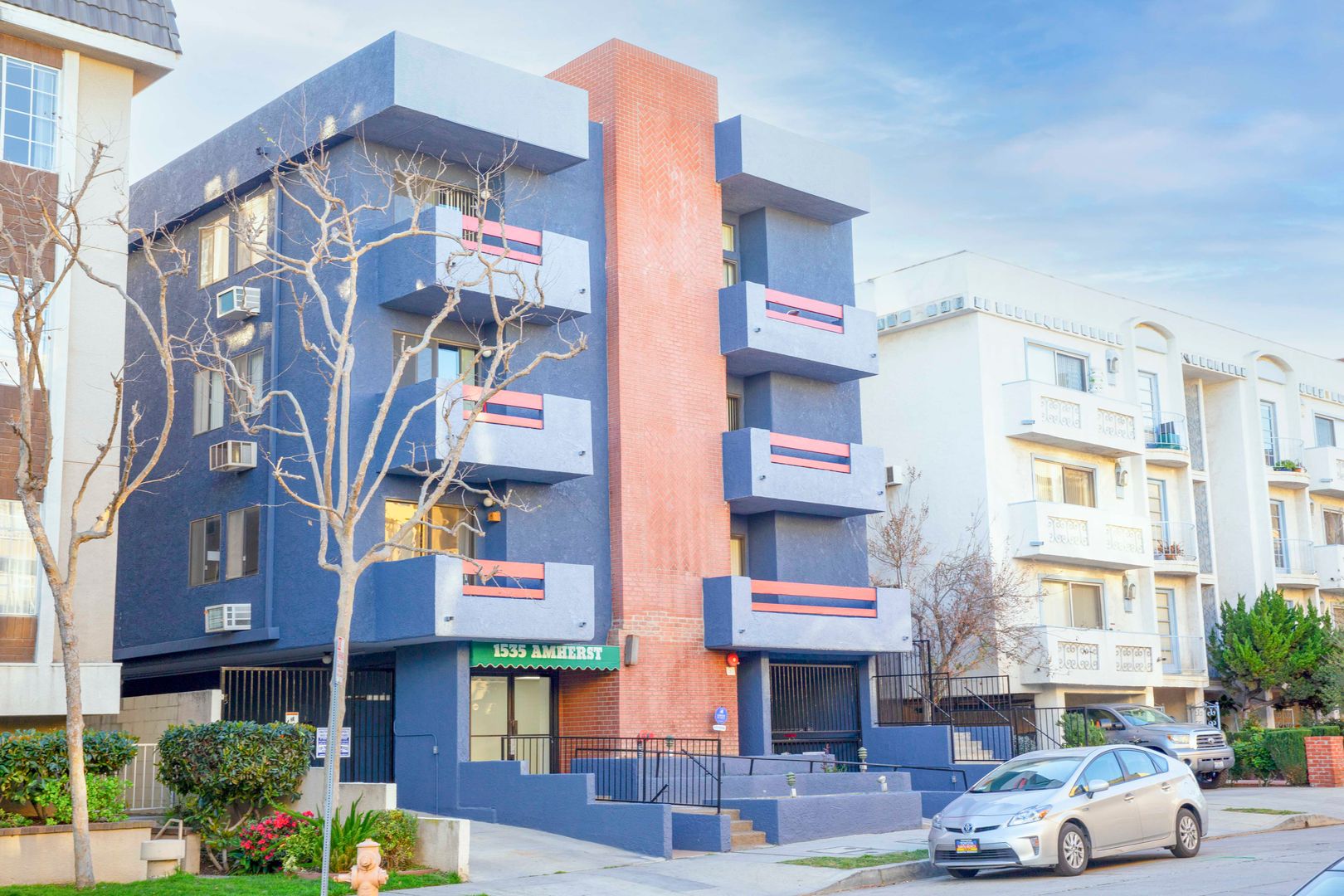 Los Angeles Apartment: 1535 Amherst Avenue