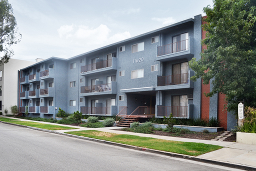 1x1.5 In heart of Brentwood - Steps to San Vicente Strip! – photo 1