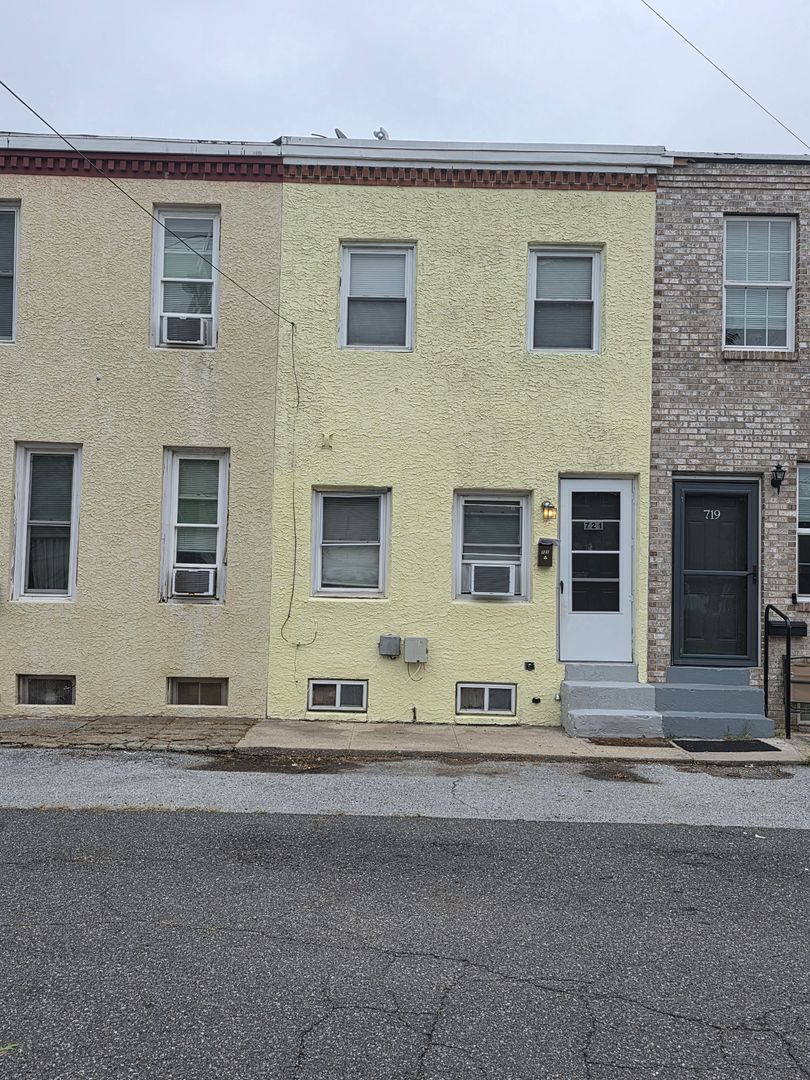 New Castle Townhome: 721 Center Street