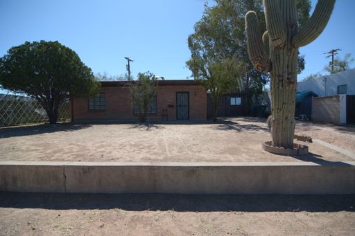Charming 3 Bedroom 2 Bath Home! Central Tucson Location! – photo 1