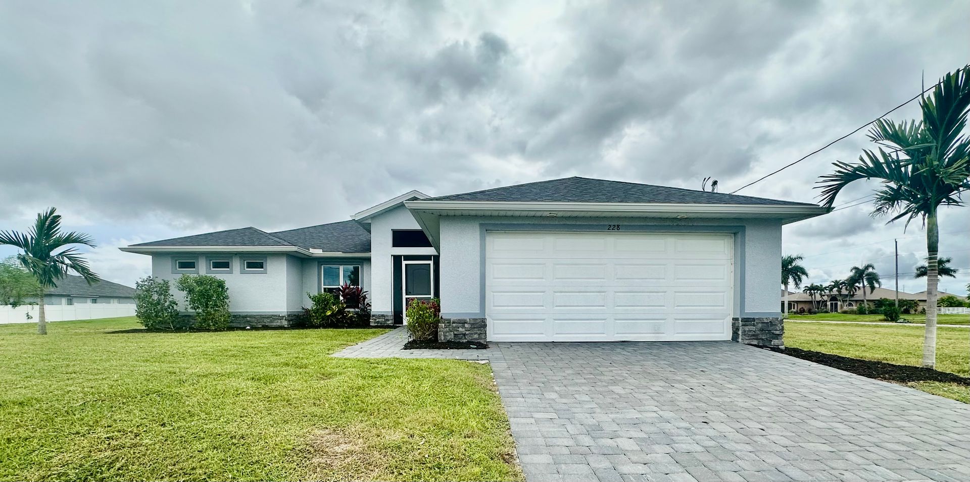 Cape Coral House: 228 NW 10th St