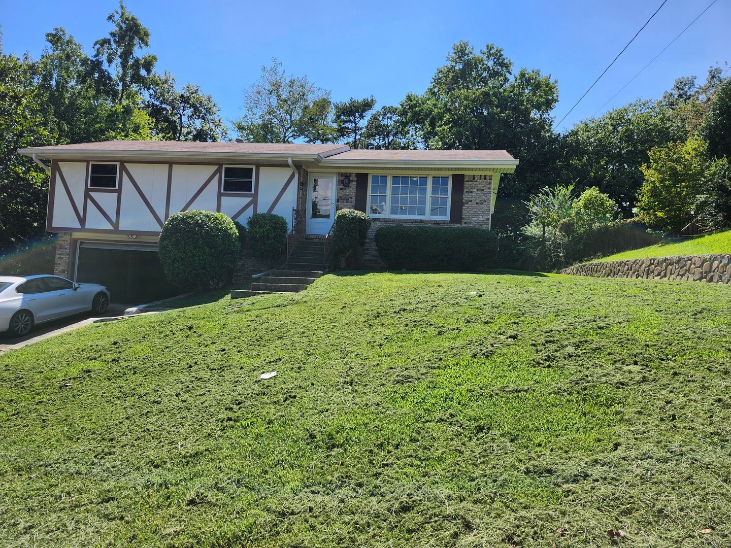 Hixson House: 8429 Dunnhill Ln