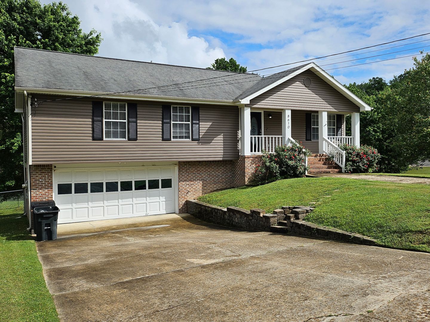 Hixson House: 8610 Brookshadow Drive