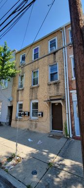 1st Floor: 2 Bedroom / 1 Bathroom Apartment in Allentown! – photo 1