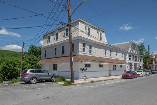 Renovated 3-Bedroom with Modern Finishes & Water/Sewer Included – photo 1