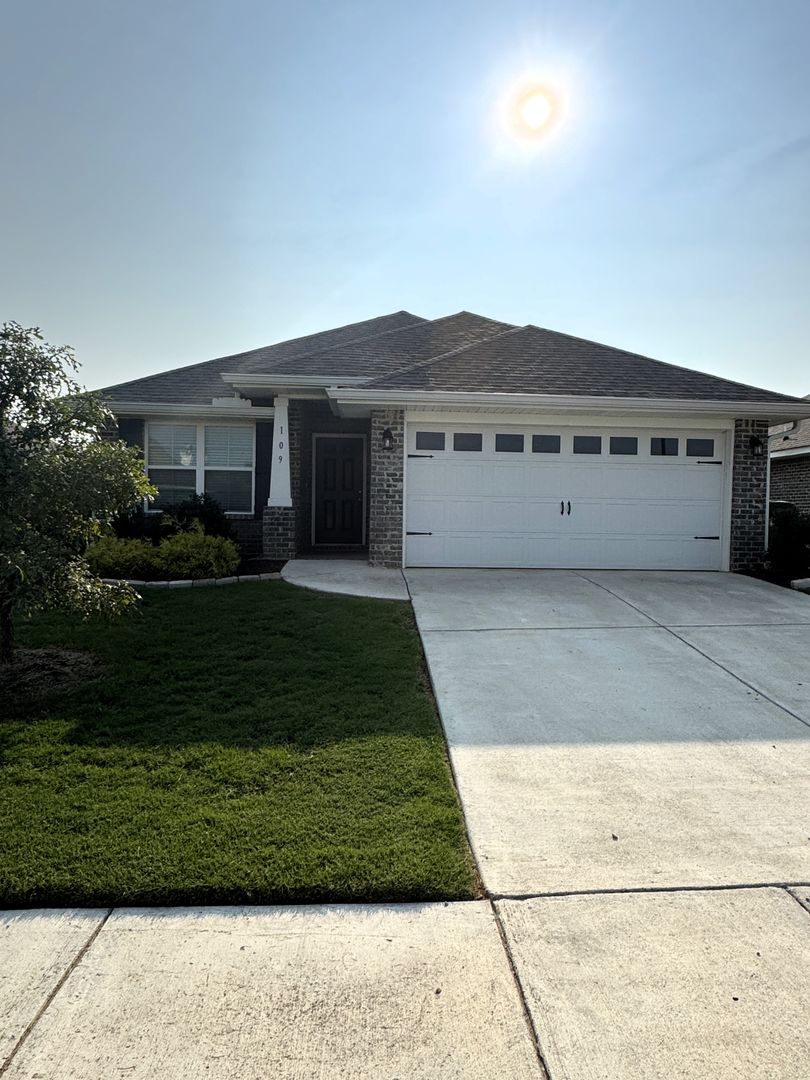 Madison House: 109 Ardsley  Dr