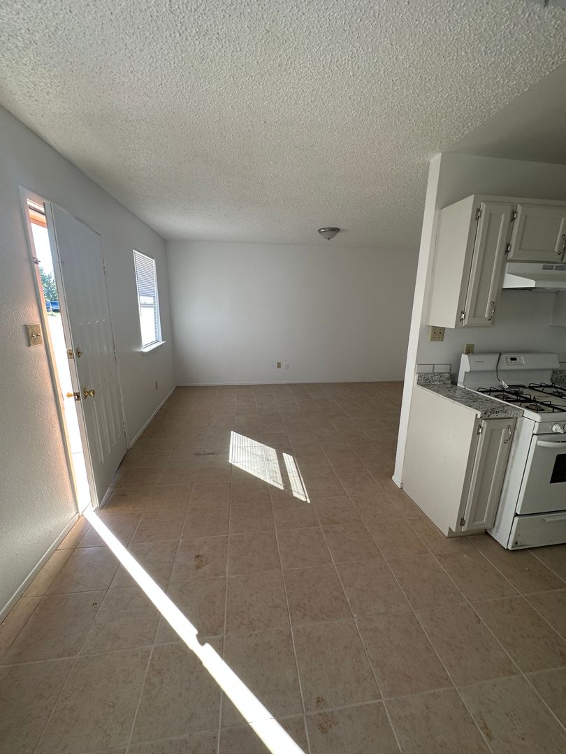 Hobbs Apartment: 604 E Alston