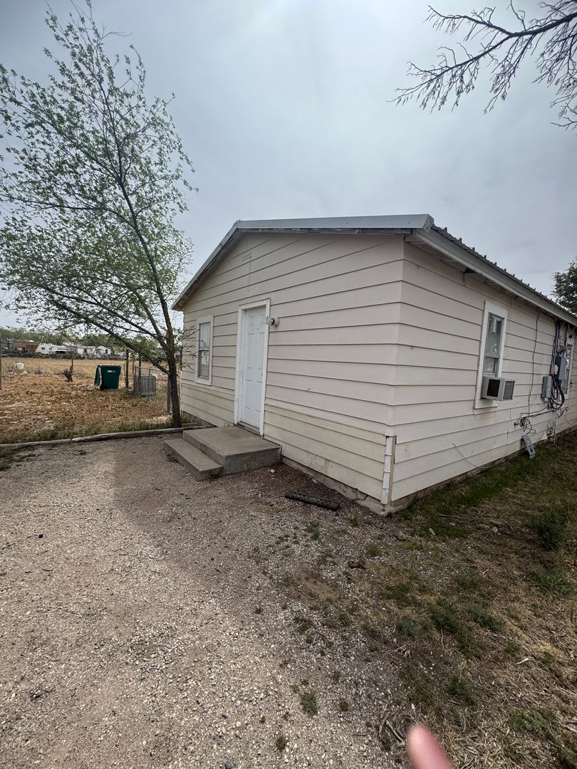 Hobbs House: 500.5 E. Stanolind Rd