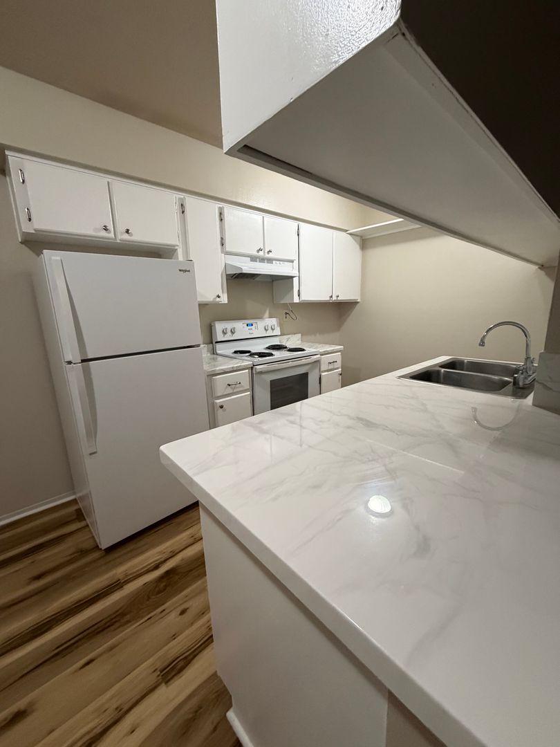 Hobbs House: 705 W. Calle Sur St