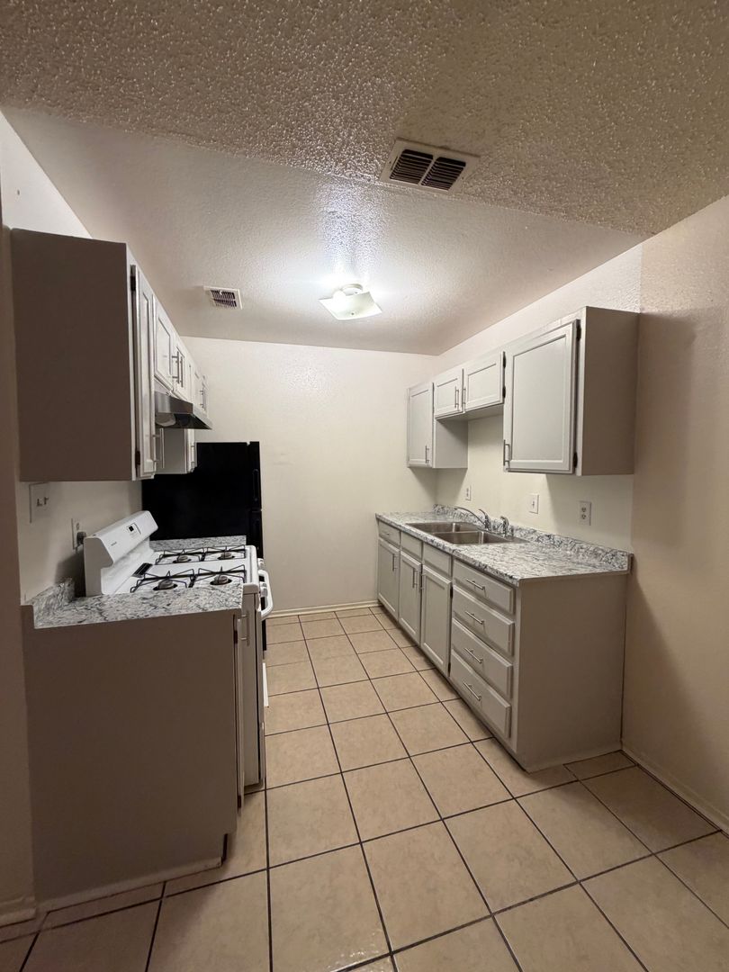 Hobbs Apartment: 604 E Alston