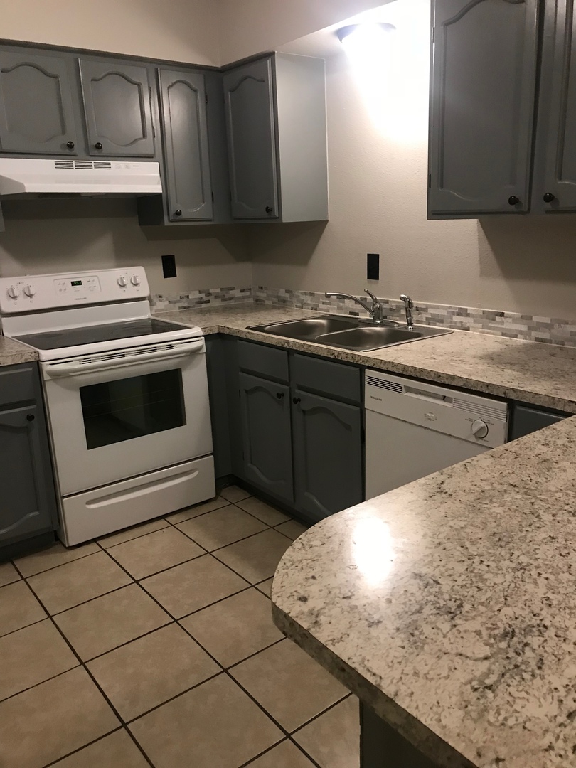 HOBBS Apartment: 312-318 E ST. ANNE PL