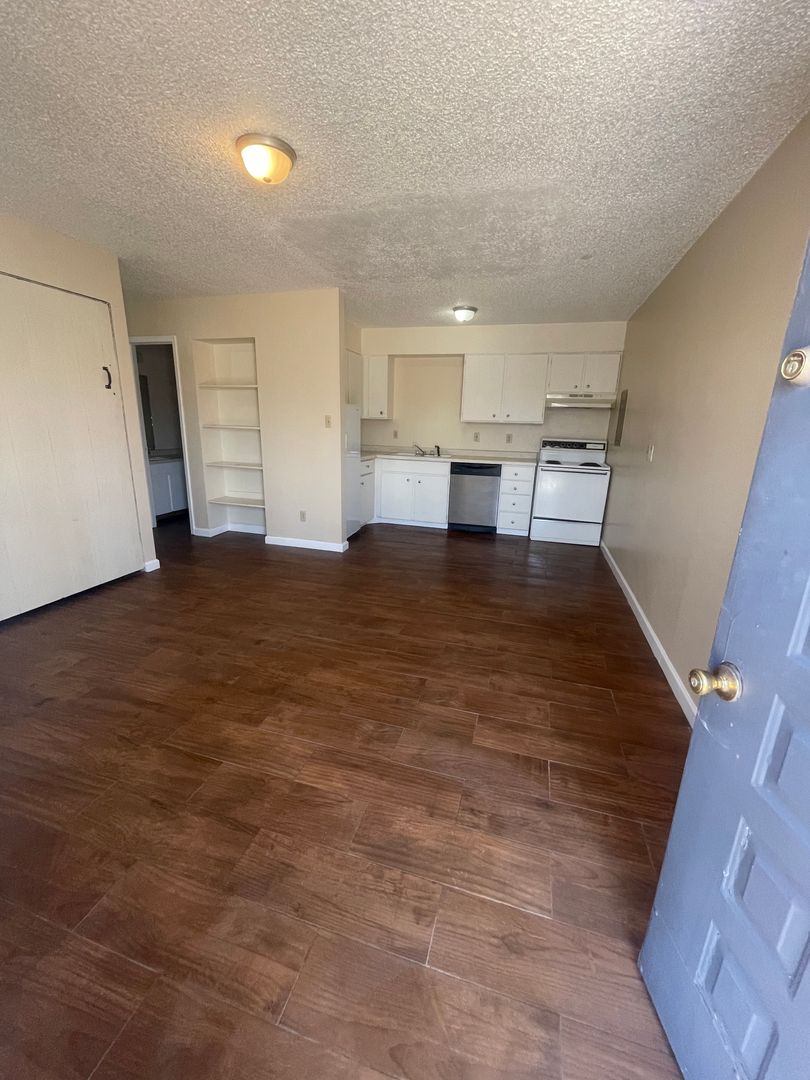Hobbs Apartment: 300-304 St. Anne