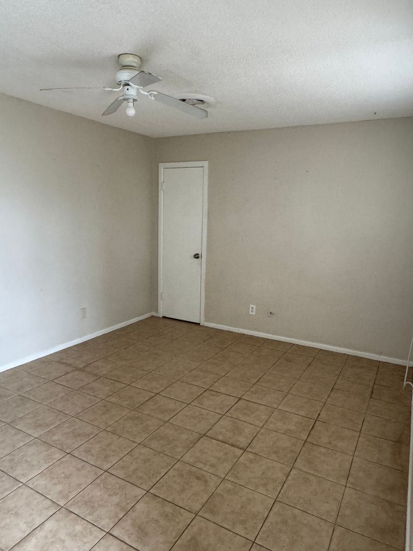 Hobbs House: 423 E CLINTON