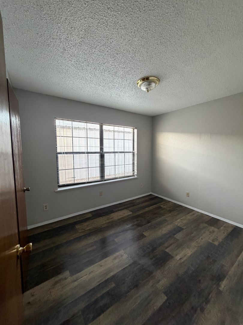 Hobbs Apartment: 616-716 Calle Sur