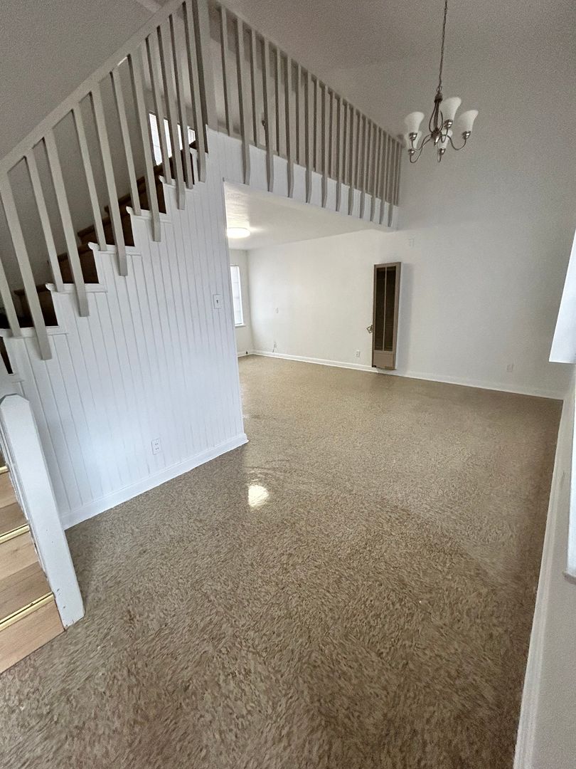 Hobbs Apartment: 700 E Park