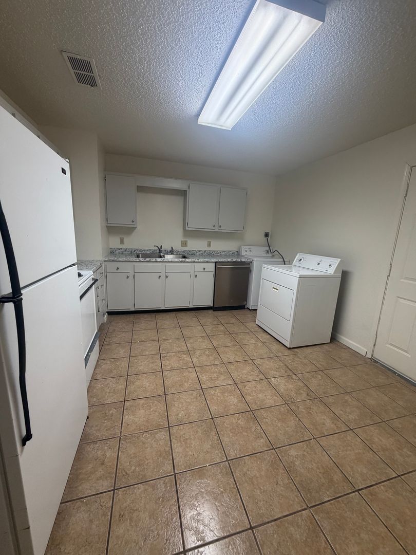 Hobbs Apartment: 301-345 Sunset pl