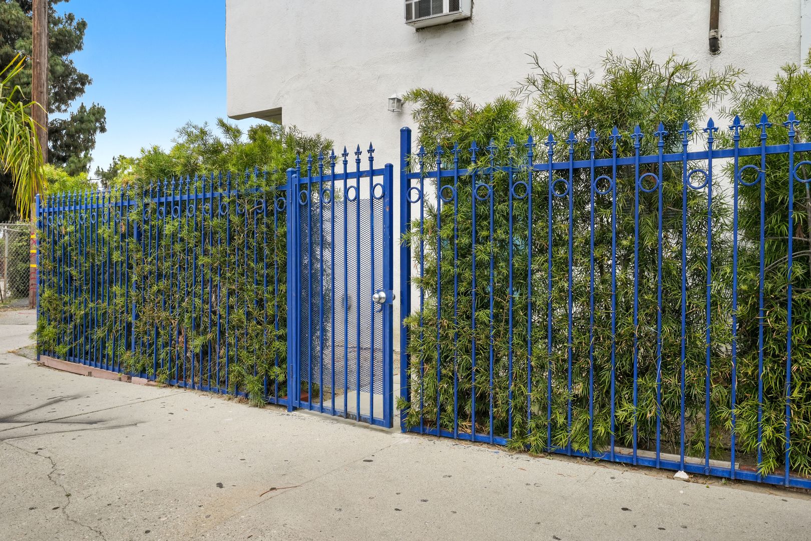 North Hollywood Apartment: 5905 Whitnall Hwy.
