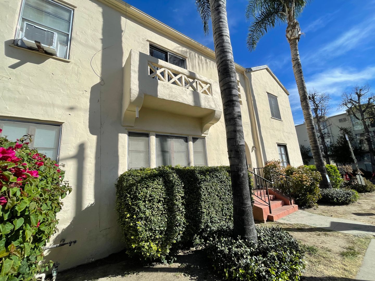 North Hollywood Apartment: 11201 Huston Street