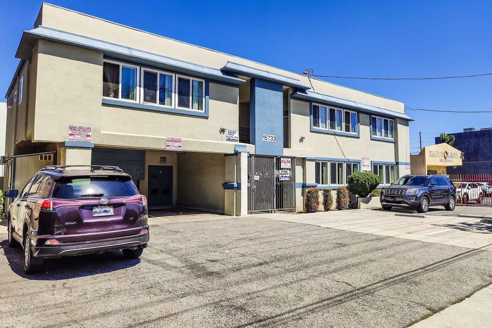 Van Nuys Apartment: 15733 Vanowen Street