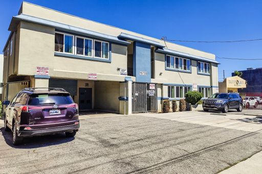 1BR + 1BA UNIT IN VAN NUYS! On-site laundry room / parking / pool