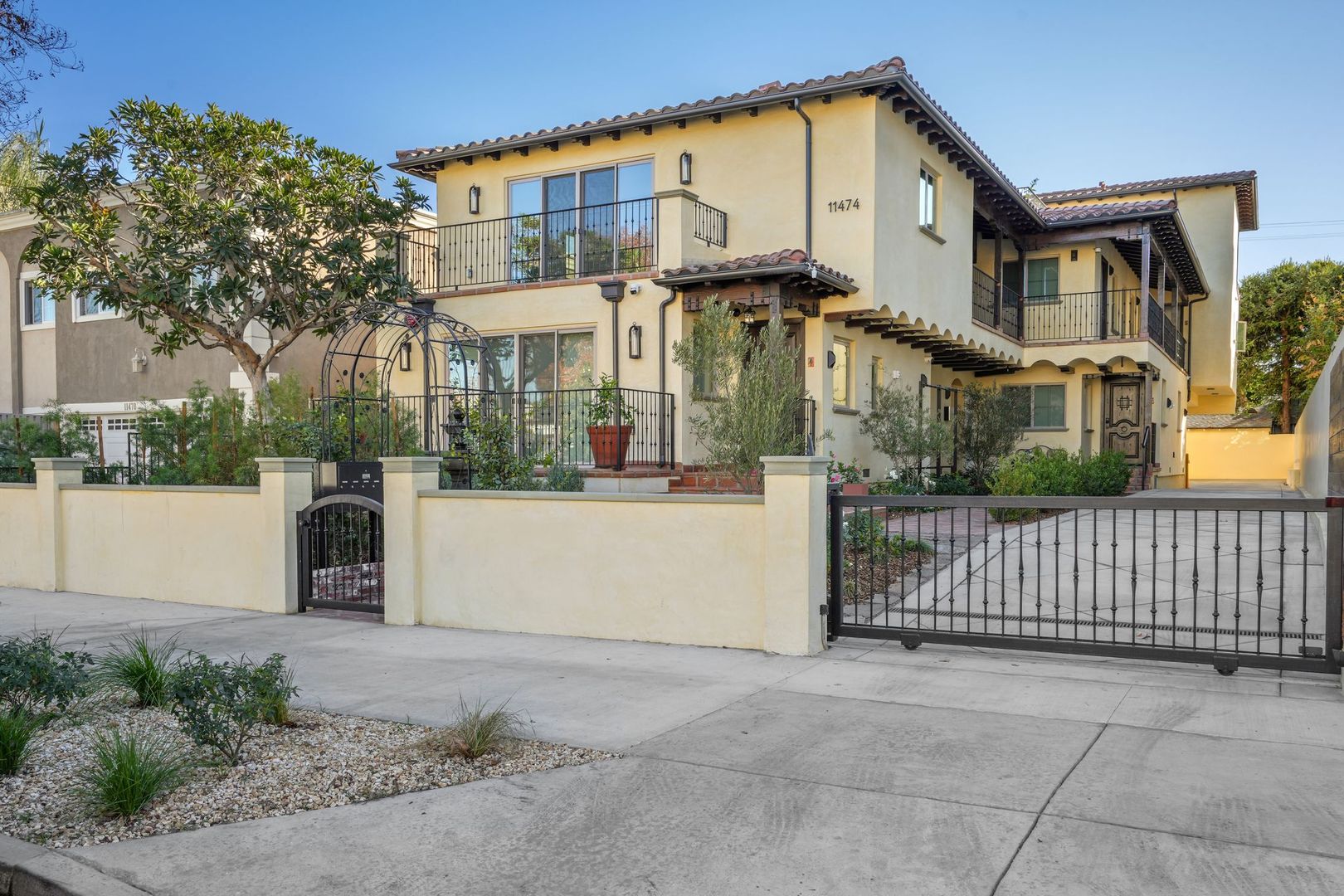 North Hollywood Apartment: 11474 Moorpark Street