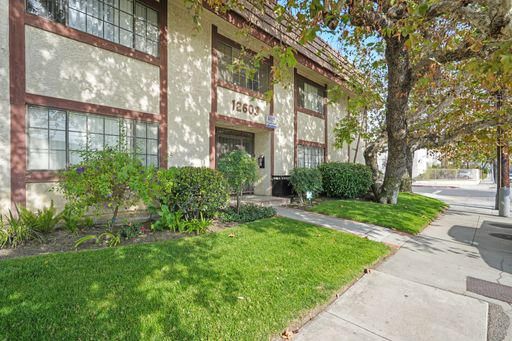 SPACIOUS, DOWNSTAIRS 1BR+1BA APARTMENT IN NORTH HOLLYWOOD!!! – photo 1