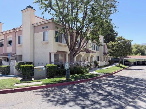 TOWNHOUSE-STYLE 3 BR + 2 1/2 BA UNIT IN CANYON COUNTRY AVAILABLE NOW
