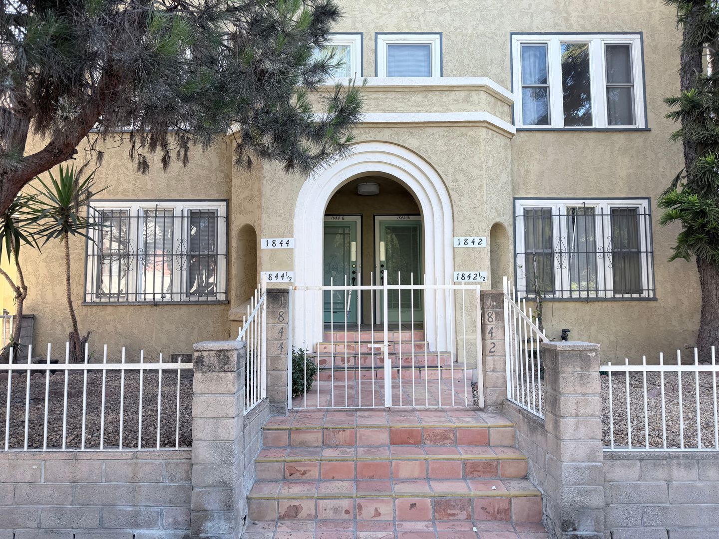 Los Angeles Apartment: 1842 - 1844 1/2 N. Mariposa Avenue