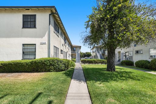 UPSTAIRS 2BR + 1BA UNIT IN NORTH HOLLYWOOD! – photo 1