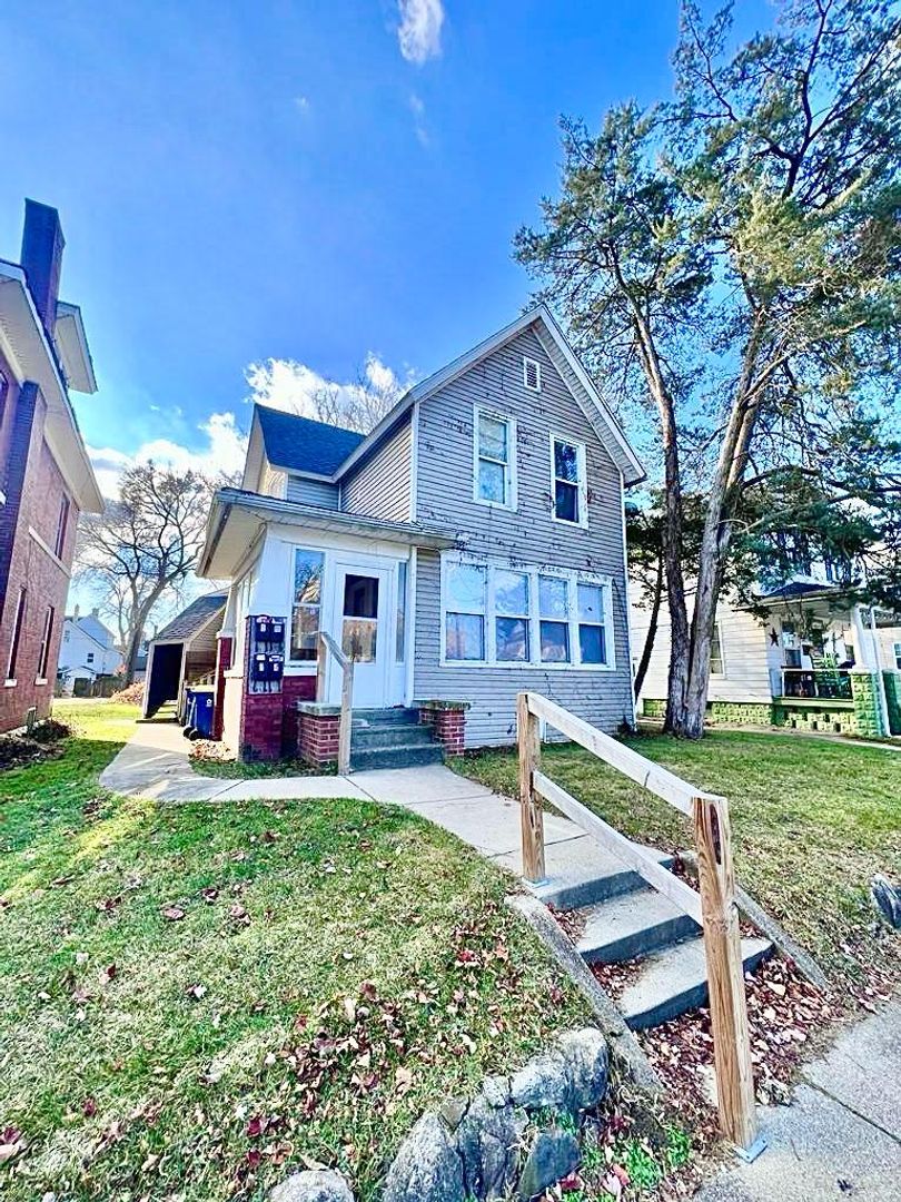 Mishawaka Apartment: 413 E 3rd St