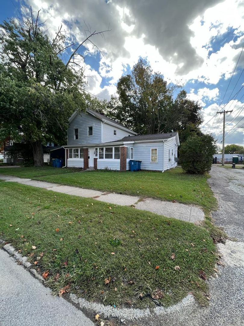 Mishawaka Apartment: 415 E Broadway