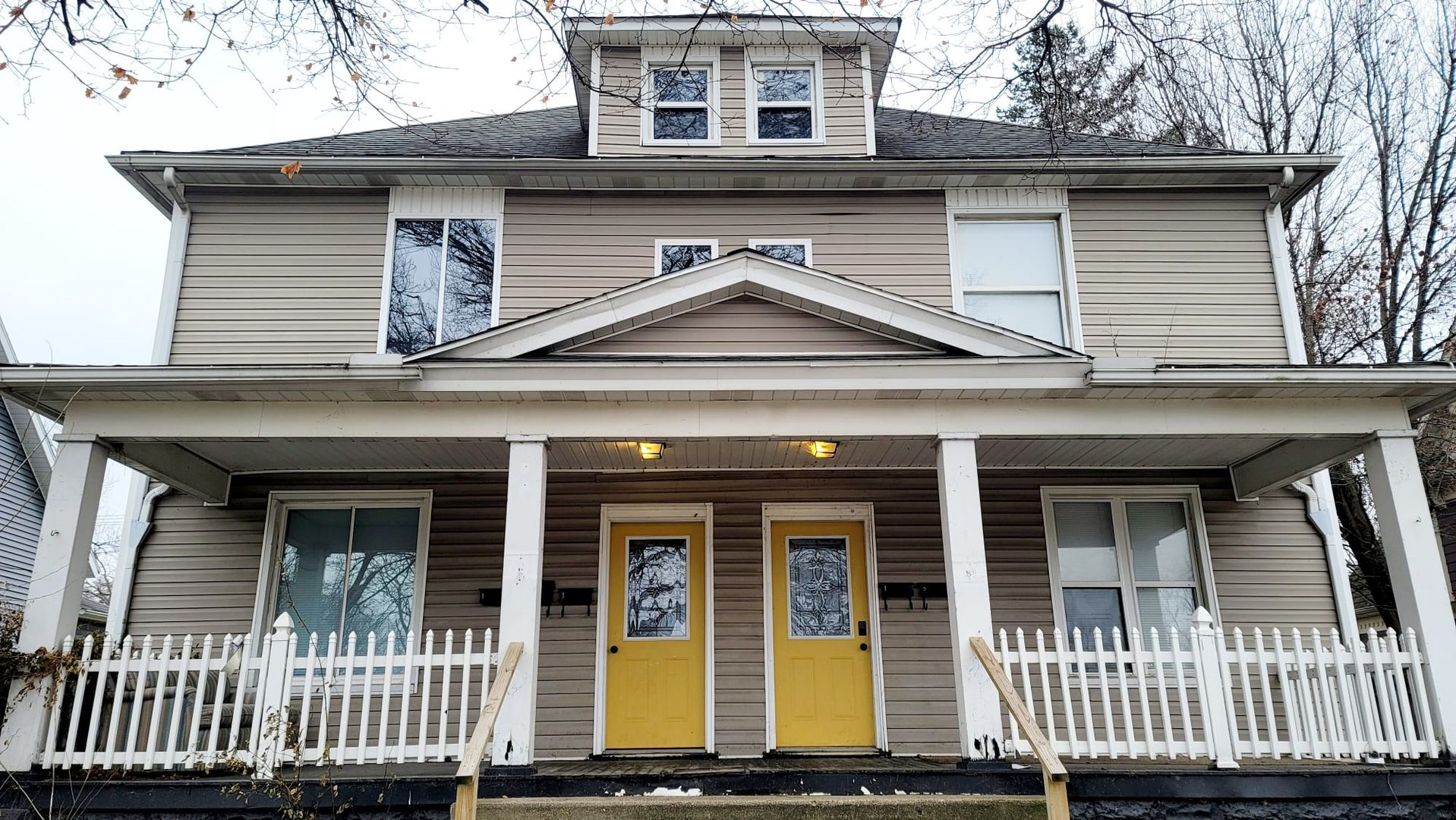 Mishawaka Apartment: 1113 Lincolnway W