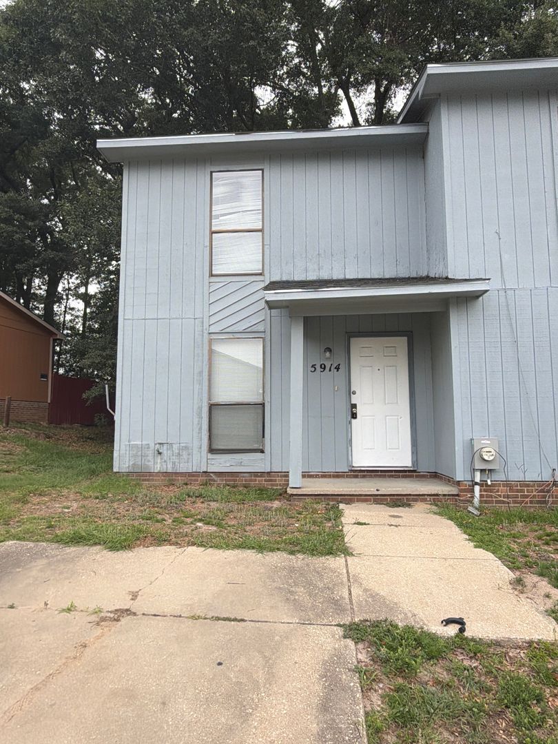 Fayetteville House: 5914 Aftonshire Drive
