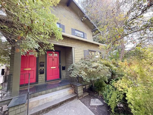 Spacious Two Bed Two Bath Upper Unit Flat with Bonus Room. – photo 1