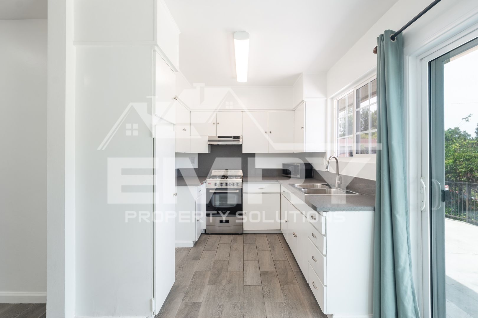 Montebello Apartment: 2716 Via Paseo