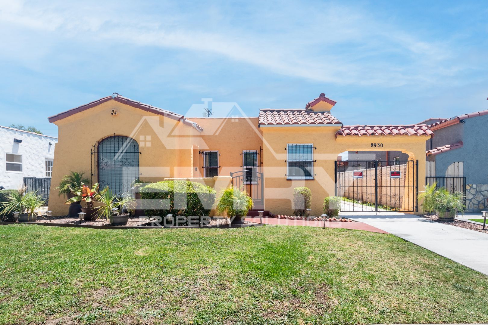 Los Angeles House: 8930 S Hobart Blvd