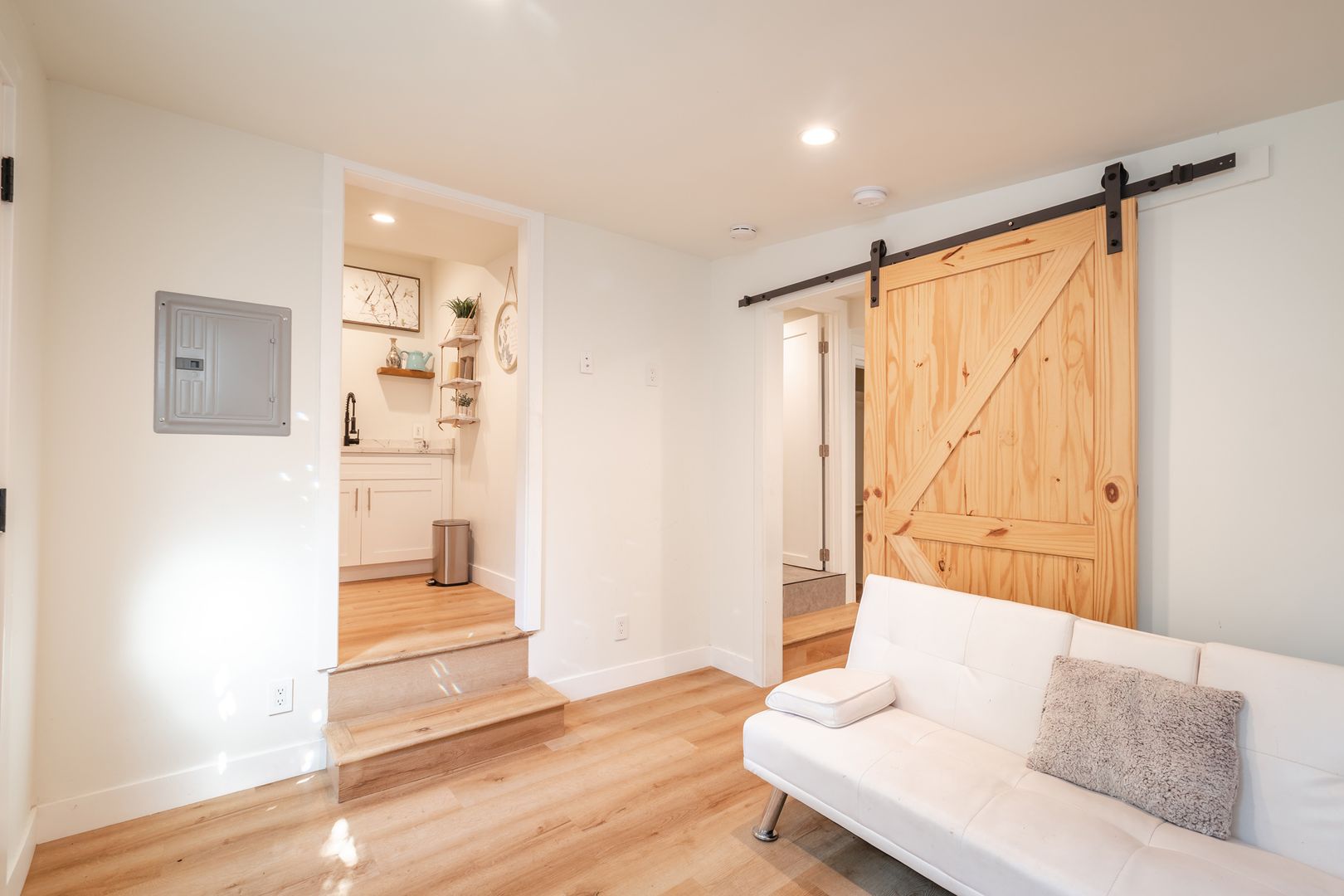 Tarzana Apartment: 18336 Delano St.