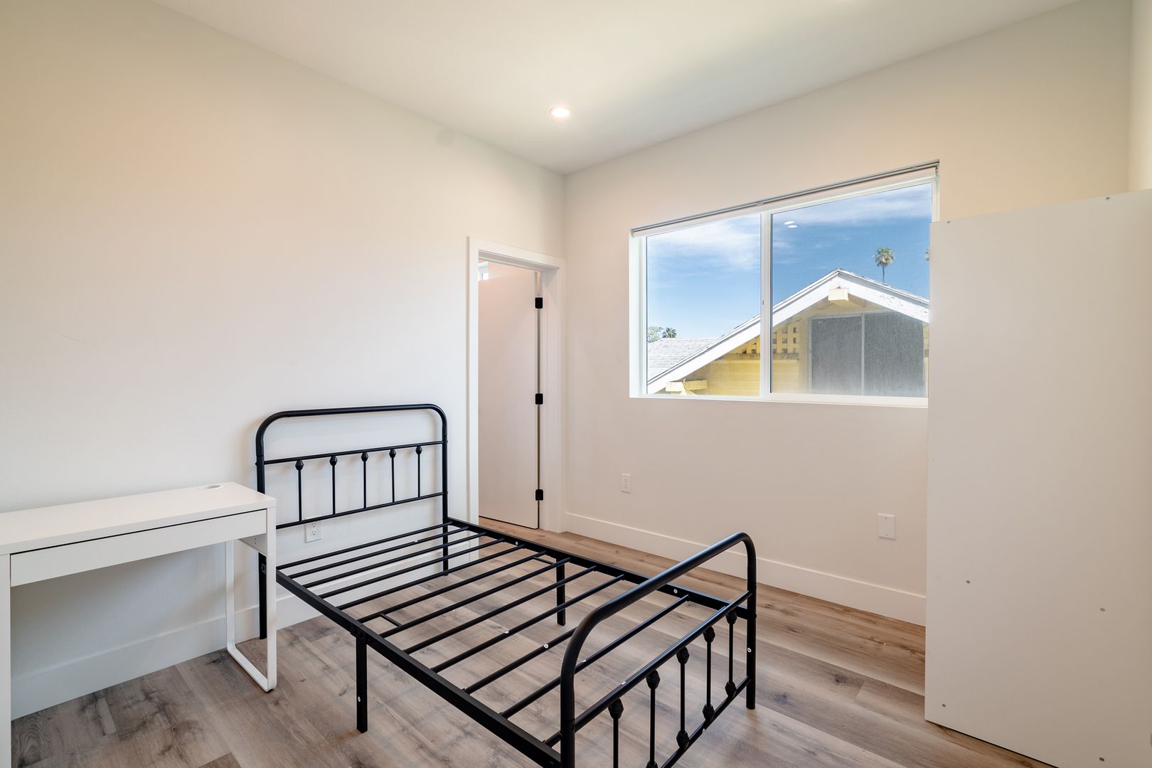 Los Angeles, CA 90018 Apartment: 3759 Dalton Ave