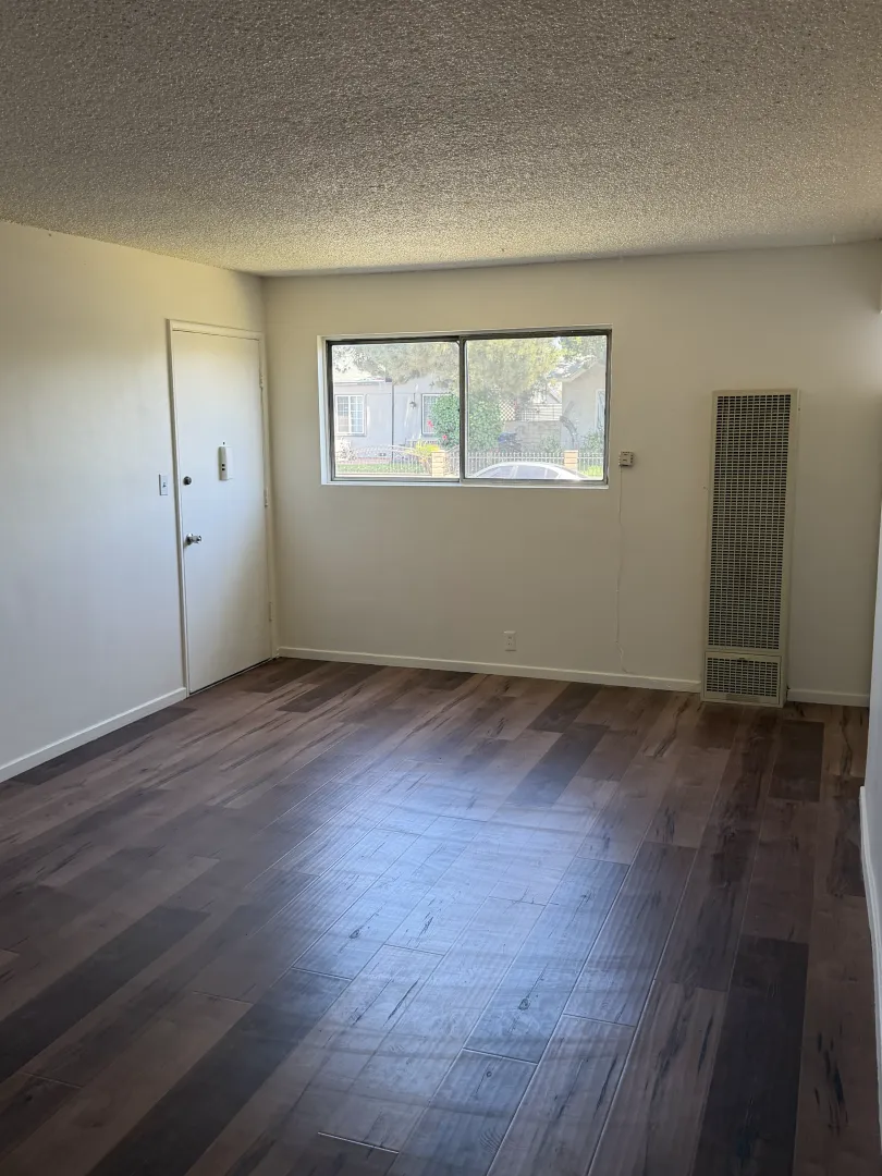Maywood Apartment: 4928 E. 60th St