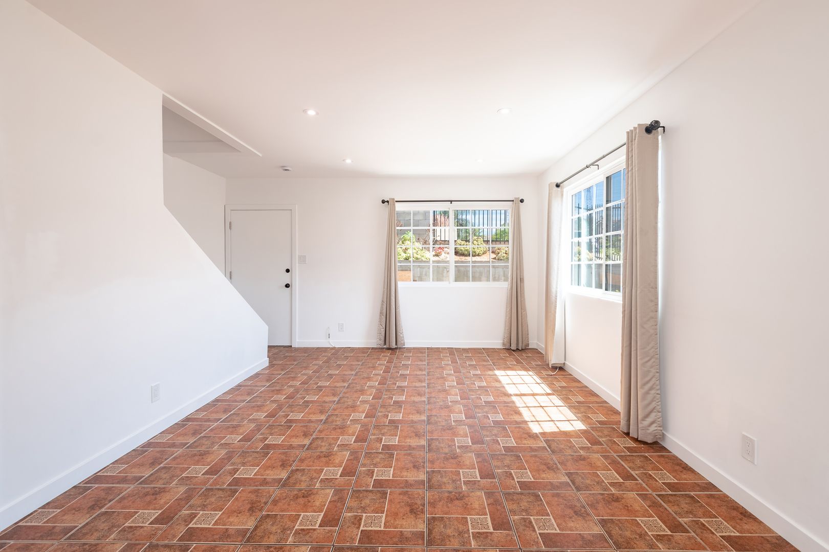 Montebello Apartment: 2716 Via Paseo