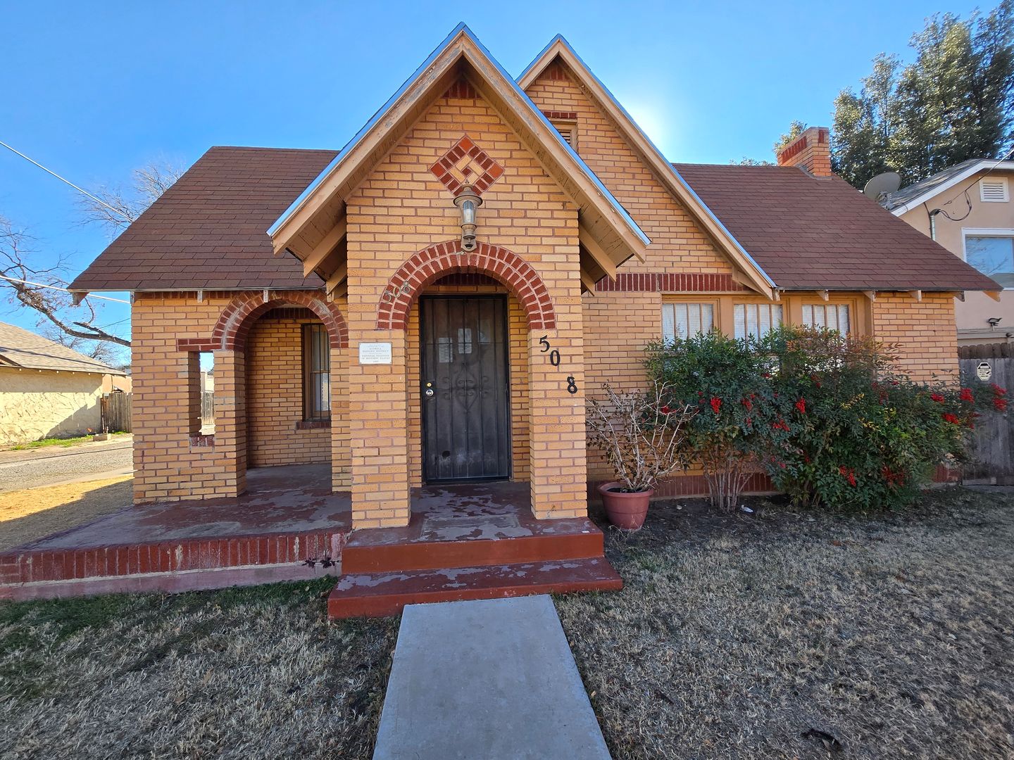 Roswell House: 508 W 1st (122)