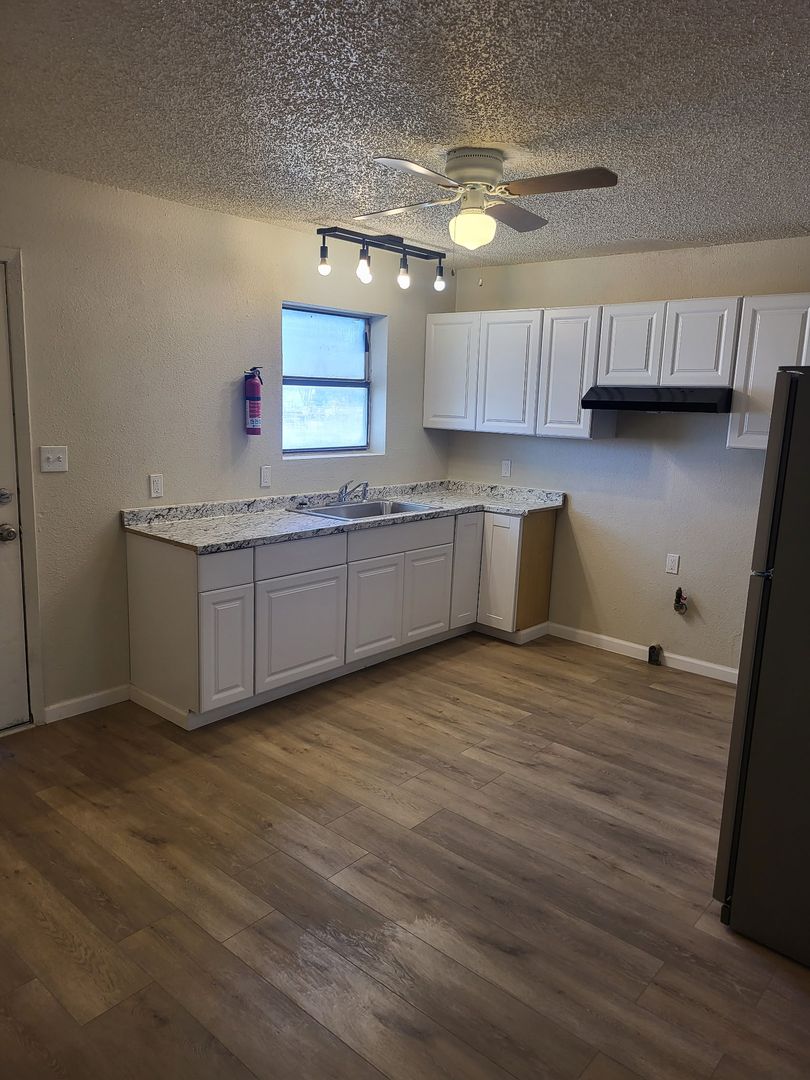 Artesia Apartment: Roselawn