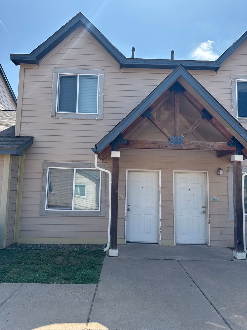 Clovis Apartment: 3205 N Main Street