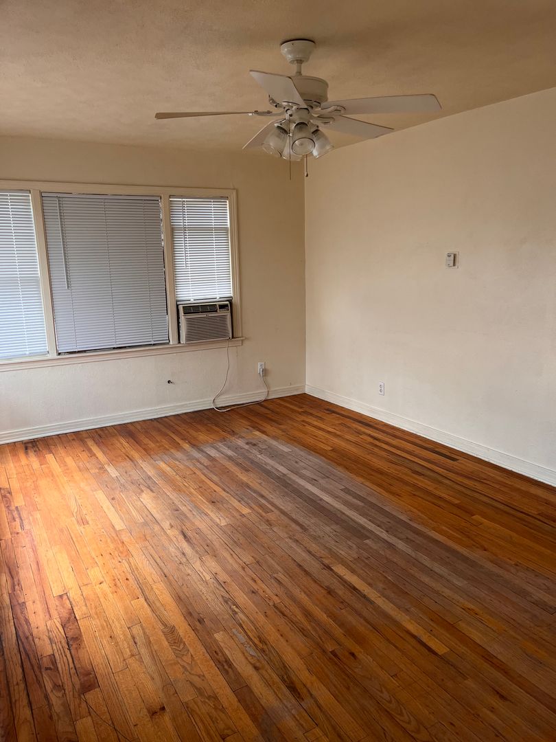 Roswell House: 1705 N Pontiac Dr