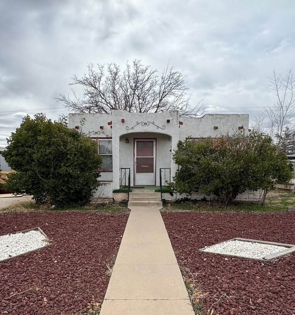 Roswell House: 1604 W Juniper   (423)