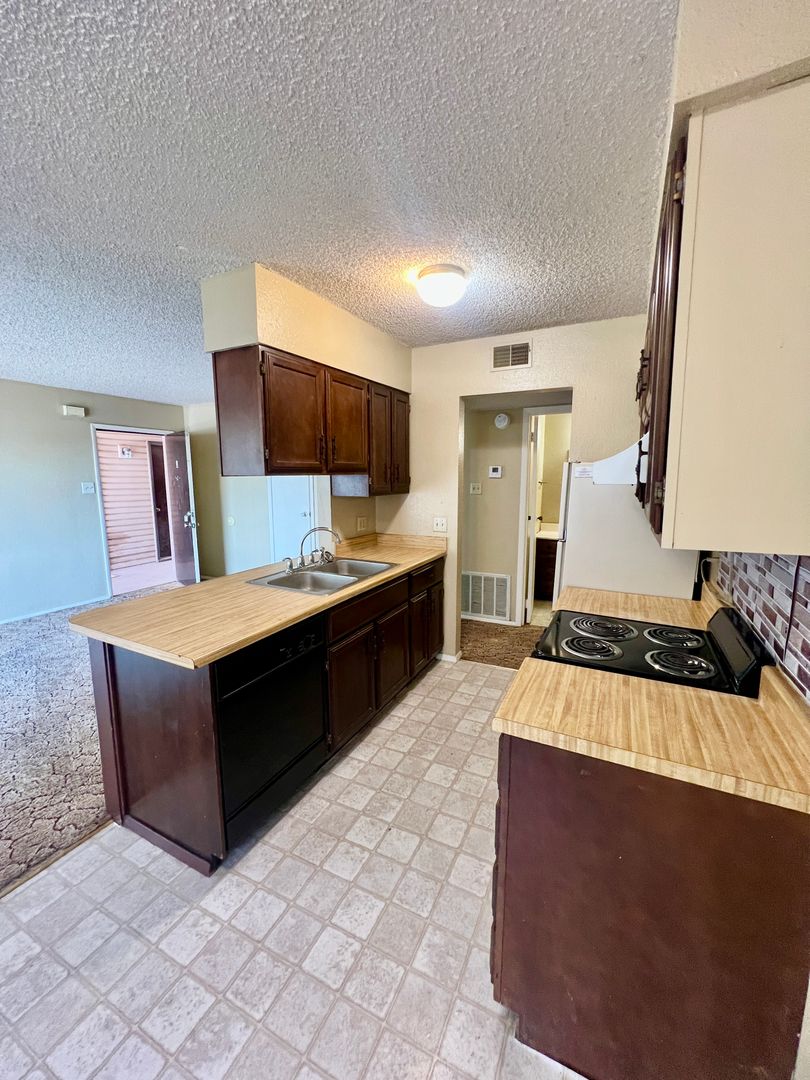 Roswell Apartment: 2303 N Grand